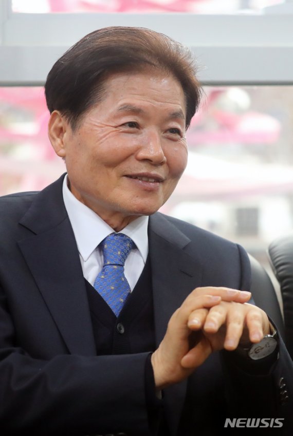 [서울=뉴시스]배훈식 기자 = 김병원 전 농협중앙회장이 18일 오후 서울 여의도 한국생명과학기술연구원에서 뉴시스와 인터뷰하고 있다. 2021.01.18. dahora83@newsis.com