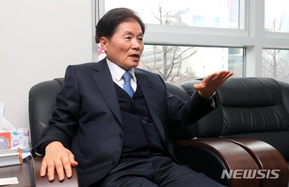 [서울=뉴시스]배훈식 기자 = 김병원 전 농협중앙회장이 18일 오후 서울 여의도 한국생명과학기술연구원에서 뉴시스와 인터뷰하고 있다. 2021.01.18. dahora83@newsis.com