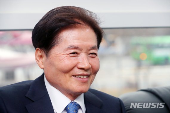 [서울=뉴시스]배훈식 기자 = 김병원 전 농협중앙회장이 18일 오후 서울 여의도 한국생명과학기술연구원에서 뉴시스와 인터뷰하고 있다. 2021.01.18. dahora83@newsis.com