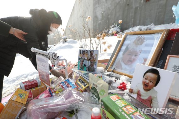 [양평=뉴시스]이윤청 기자 = 정인이 양부모에 대한 첫 재판이 열린 지난 13일 경기도 양평군 서종면 하이패밀리 안데르센 공원묘원을 찾은 시민들이 고 정인 양을 추모하고 있다. 2021.01.13. radiohead@newsis.com /사진=뉴시스