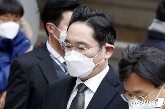 이재용 삼성전자 부회장이 18일 오후 서울 서초구 서울고등법원에서 열린 '국정농단 사건' 관련 뇌물공여 등 파기환송심 선고공판에 출석하고 있다. 2021.1.18/뉴스1 © News1 이승배 기자