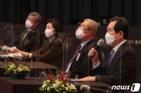 정세균 국무총리가 19일 오후 서울 여의도 중소기업중앙회에서 열린 중소기업 신년 인사회에서 온라인으로 기업 관계자들과 질의응답을 하고 있다. 2021.1.19/뉴스1 © News1 국회사진취재단