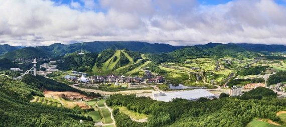 강원도개발공사는 (사장 이만희)는 19일 알펜시아 리조트 자산 4차 매각공고 인수의향서 접수 마감결과, 다수의 기업들이 인수의향을 희망했다 고 밝혔다. 사진은 알펜시아 리조트 전경. 사진=강원도개발공사 제공