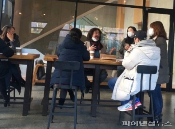 19일 온라인 상에는 방송인 김어준씨가 마포구 상암동 소재 한 카페에서 지인 4명과 '턱스크'를 한 채 대화를 나누는 모습이 담긴 사진이 올라왔다. / 사진=온라인 커뮤니티 갈무리