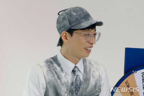 [서울=뉴시스] 넷플릭스 예능 '범인은 바로 너!' 시즌 3 유재석 스틸. (사진=넷플릭스 제공) 2021.01.19 photo@newsis.com
