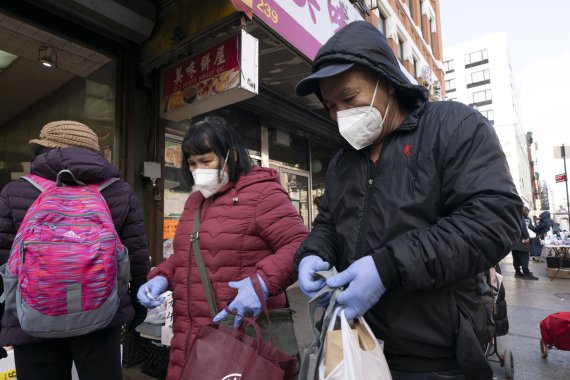 미국 뉴욕에서 19일(현지시간) 시민들이 마스크를 쓴채 장을 보고 있다. 사진=AP뉴시스