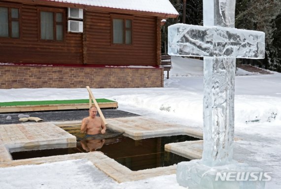 블라디미르 푸틴 러시아 대통령이 19일(현지시간) 모스크바 외곽의 기온이 영하 20도까지 떨어진 가운데 공현대축일을 맞아 얼음물에 몸을 담그고 있다. 공현대축일에 성직자가 축복한 물은 이듬해 기념일까지 거룩하고 순수한 것으로 여겨지며, 사람들은 이 물이 특별한 보호와 치유의 힘을 갖고 있다고 믿는다. 러시아 정교회는 율리우스력에 따라 1월 19일에 공현대축일을 기념한다. AP뉴시스