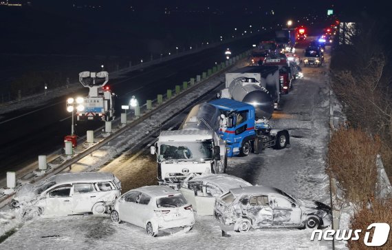 일본 미야기현 도호쿠 지역 고속도로에서 19일 폭설로 130중 추돌사고가 발생해 한 명이 숨지고 10명이 부상했다. © 로이터=뉴스1 © News1 최서윤 기자