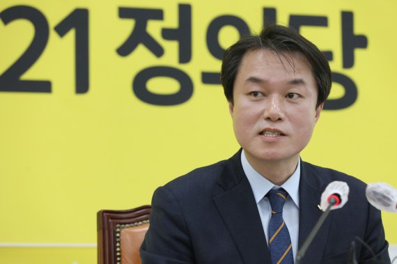 정의당 김종철 대표가 20일 국회에서 신년기자회견에서 취재진들의 질문에 답하고 있다. 사진=서동일 기자