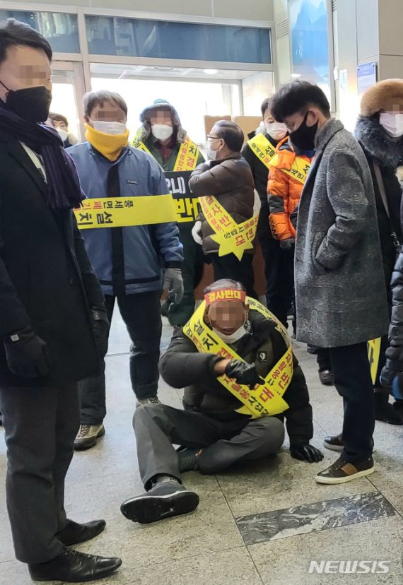 [천안=뉴시스]이종익 기자 = 충남 천안시 동남구 풍세면 주민들이 20일 오전 "태학산 자연 휴양림 마을 인근에 폐기물사업장설치 절대 반대"를 주장하며 천안시청사 내부로 들어와 천안시에 대책마련을 촉구하고 있다. 2020.01.20. 007news@newsis.com