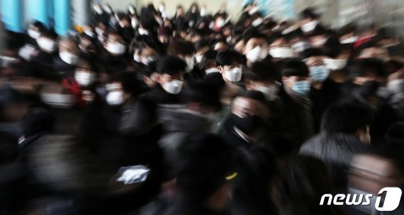 국내 신종 코로나바이러스 감염증(코로나19) 첫 확진자가 발생한 지 20일로 꼭 1년째가 된다. 전세계가 코로나 펜데믹으로 신음하는 동안, 대한민국은 온 국민이 K-방역의 주체가 되어 자발적인 마스크 착용과 사회적 거리두기를 실천하며 우리 공동체를 지키는 연대의 힘을 발휘했다. 0시 기준 국내 신규 확진자 수가 54일 만에 300명대로 떨어진 19일 오전 마스크를 쓴 시민들이 서울 구로구 지하철 1호선 신도림역에서 출근길 발걸음을 옮기고 있다. 2021.1.19/뉴스1 © News1 오대일 기자