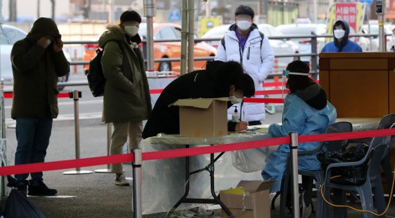 국내 코로나19 첫 환자가 나온 지 1년째 되는 날인 지난 20일 서울역 광장에 마련된 코로나 임시선별진료소를 찾은 시민들이 검사를 받기위해 기다리고 있다.<div id='ad_body3' class='mbad_bottom' ></div> /사진=박범준 기자
