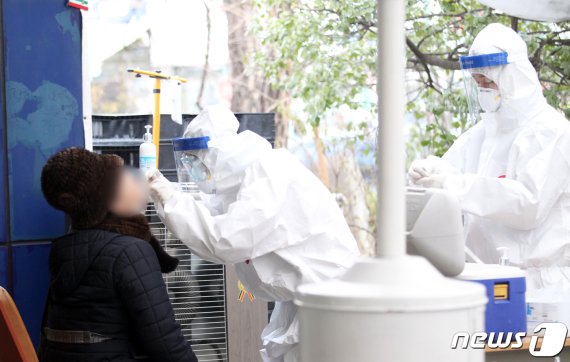 20일 서울 동작구 보건소 코로나19 선별진료소에서 의료진이 검체 채취를 하고 있다. /사진=뉴스1