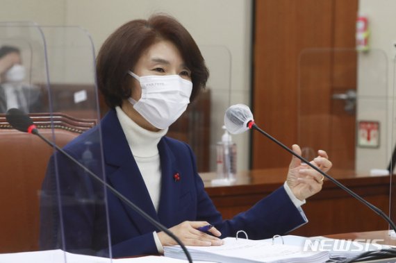 [서울=뉴시스]최동준 기자 = 한정애 환경부 장관 후보자가 20일 서울 여의도 국회 환경노동위원회에서 열린 인사청문회에서 질의에 답변하고 있다. (공동취재사진) 2021.01.20. photo@newsis.com