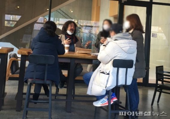 김어준, 카페서 ‘턱스크’ 대화…일행 “5명 아닌 7명이었다”