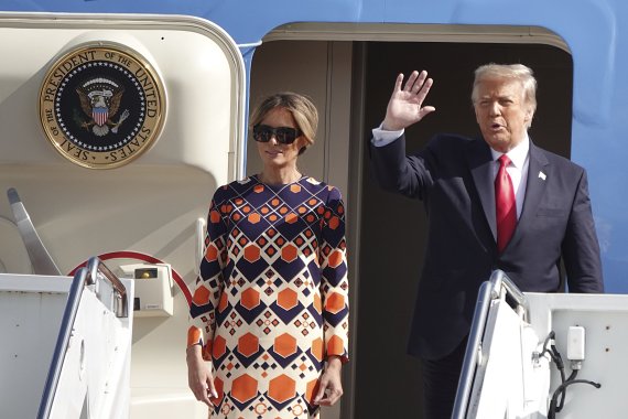 지난 1월 20일 미국 플로리다주 팜비치 국제공항에서 도널드 트럼프 당시 미 대통령(오른쪽)이 영부인 멜라니아 트럼프 여사와 함께 대통령 전용기에서 내리기 앞서 손을 흔들고 있다.AP뉴시스