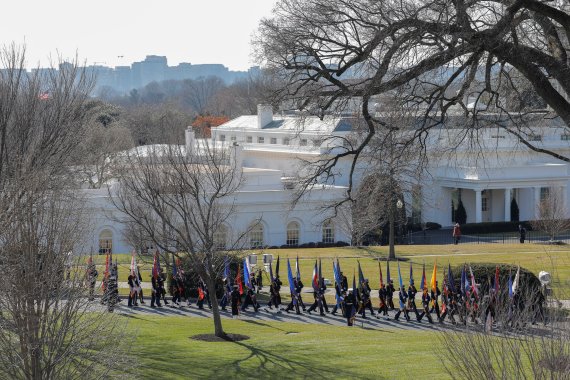 미국 군의장대가 20일(현지시간) 조 바이든 대통령 도착에 앞서 백악관에서 사열 준비를 하고 있다. 사진=로이터뉴스1