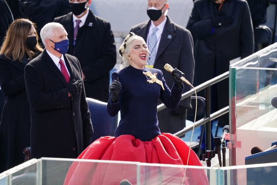 Lady Gaga sings sings the National Anthem during the 59th Presidential Inauguration at the U.S. Capitol for President-elect Joe Biden in Washington, Wednesday, Jan. 20, 2021. Former Vice President Mike Pence is on the left. (Kevin Dietsch/Pool Photo via AP) /뉴시스/AP /사진=뉴시스 외신화상