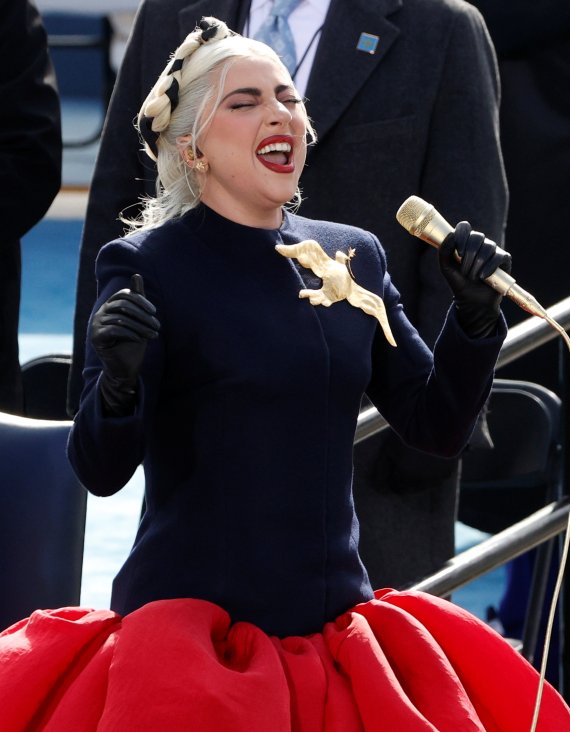 Lady Gaga sings the National Anthem during the inauguration of Joe Biden as the 46th President of the United States on the West Front of the U.S. Capitol in Washington, U.S., January 20, 2021. REUTERS/Brendan McDermid /REUTERS/뉴스1 /사진=뉴스1 외신화상