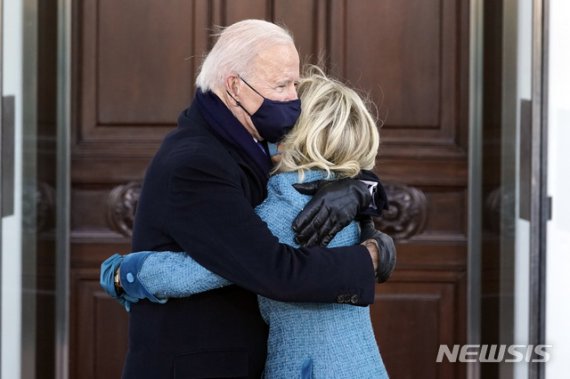 조 바이든 미국 대통령과 부인 질 바이든 여사가 지난 1월 20일(현지시간) 백악관 북측 현관 노스 포티코(North Portico)에 도착해 포옹하고 있다. 사진=뉴시스