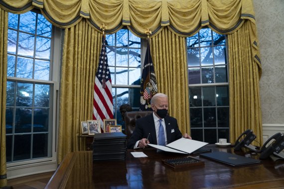 미국 백악관 집무실에 앉아있는 조 바이든 대통령. /사진=뉴시스 외신화상