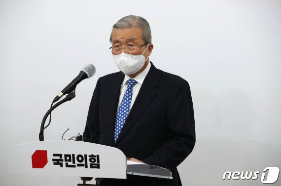 김종인 국민의힘 비대위원장이 지난달 15일 오전 서울 여의도 국회에서 대국민사과를 하고 있다./뉴스1 © News1 박세연 기자