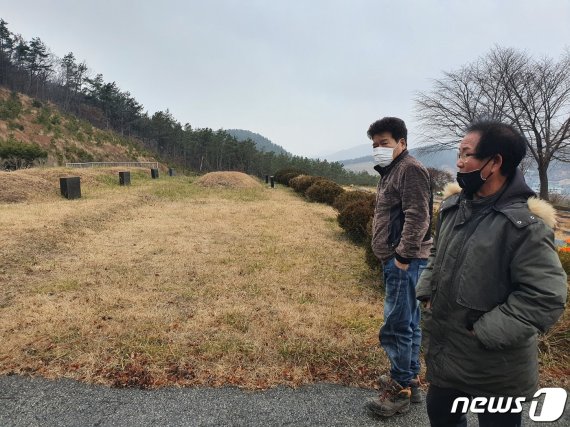 정영철 회장(왼쪽)이 개척단 희생자 무덤 앞에서 감회에 젖어있다. 2020.12.30. © 뉴스1 서혜림 기자 © 뉴스1