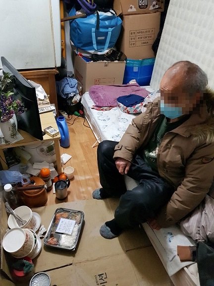 21일 서울 영등포 쪽방촌에서 만난 이모씨(90)는 쪽방촌에서만 30여 년을 거주했다. 이씨 방에 있는 매트릭스는 고시원을 운영하는 건물주가 줬다고 한다. /사진=윤홍집 기자