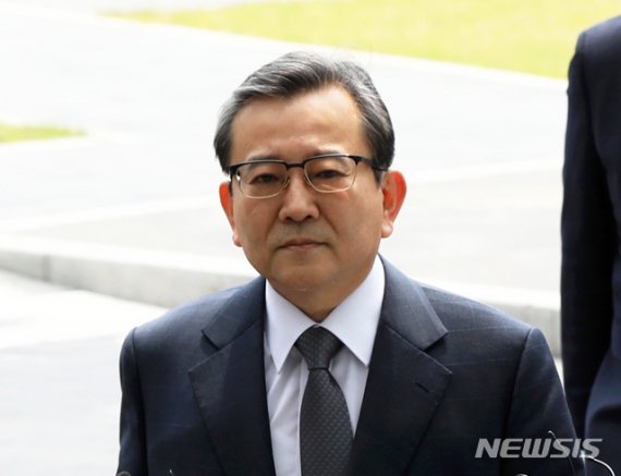 檢, '김학의 불법 출금 의혹' 법무부 전격 압수수색