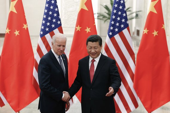 조 바이든 미국 대통령이 '오바마 행정부'에서 부통령 시절이던 지난 2013년 12월 중국 베이징에서 시진핑 중국 국가주석과 만나 악수를 하고 있다. 사진=뉴시스