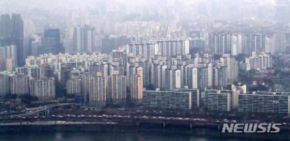 21일 오후 서울 영등포구 63아트에서 서울 시내 아파트가 보이고 있다. /사진=뉴시스