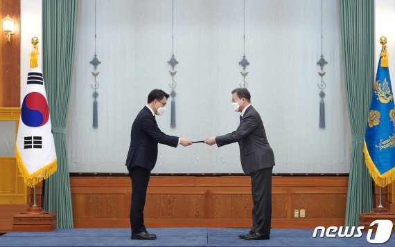 문재인 대통령(오른쪽)이 21일 청와대에서 김진욱 초대 고위공직자범죄수사처장에게 임명장을 수여하고 있다./사진=뉴스1