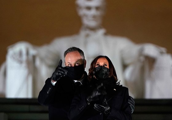 카멀라 해리스 미국 부통령(오른쪽)이 취임식이 거행된 20일(현지시간) 워싱턴DC 링컨 기념관에서 남편 더그 엠호프와 취임 축하 불꽃놀이를 지켜보고 있다. AP뉴시스