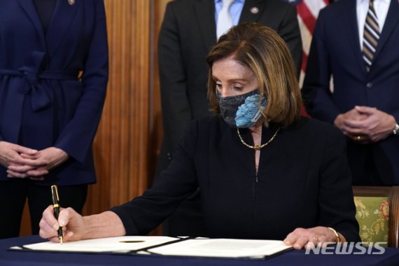 낸시 펠로시 미 하원의장이 13일(현지시간) 의회에서 도널드 트럼프 대통령의 탄핵소추안에 서명하고 있다. /사진=뉴시스