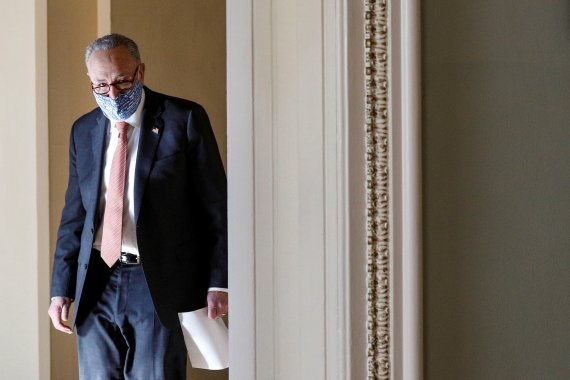 척 슈머(민주·뉴욕) 미국 상원 민주당 대표가 21일(현지시간) 워싱턴 의사당에 들어서고 있다. 사진=로이터뉴스1