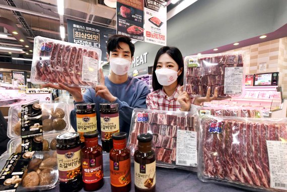 홈플러스가 최상의 맛 갈비 페스티벌을 열고 할인 판매한다. 홈플러스 제공