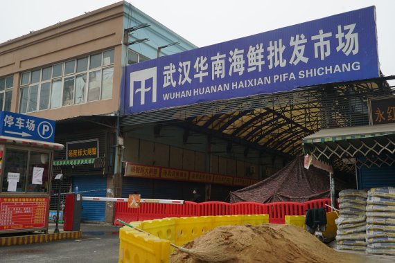 코로나19 발원지로 의심받아온 중국 우한의 화난 수산 시장.AP뉴시스