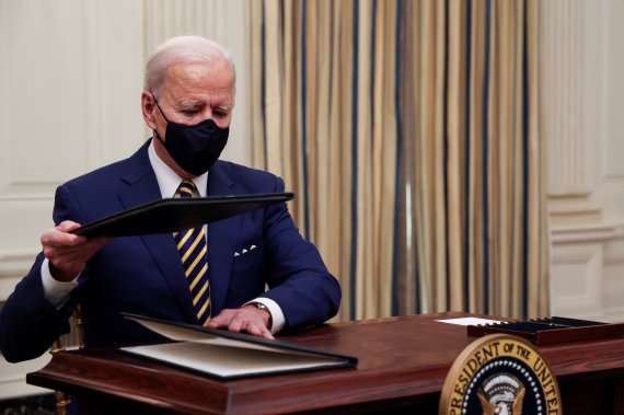 조 바이든 미국 대통령이 22일(현지시간) 워싱턴DC 백악관에서 코로나19 대비 경제 관련 행정명령을 펼치고 있다.로이터뉴스1