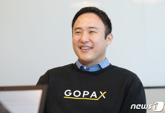 가상자산 거래소 고팍스를 운영하고 있는 스트리미의 이준행 대표는 가상자산 입출금을 막을 경우 소비자 피해 사례가 증가할 것이라고 전망했다. 이 대표는 "거래소를 다년간 운영한 경험에 비춰보면 갑자기 출금을 막으면 차익거래가 원천적으로 불가능해져 해외 거래소와 가격 괴리가 심해지고 김치 프리미엄 같은 이슈가 굉장히 강해질 것"이라고 꼬집었다./사진=뉴스1