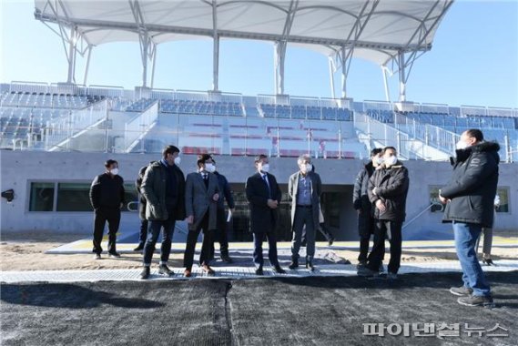 정하영 김포시장 축구전용구장 건설현장 점검. 사진제공=김포시