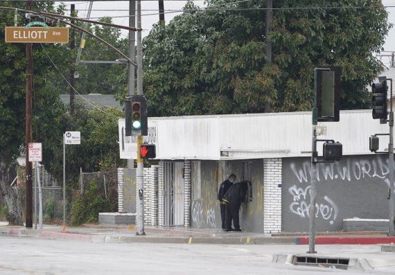 미국 캘리포니아주 엘몬테 경찰서장 데이비드 레이노소(왼쪽)가 23일(현지식산) 폭탄 공격으로 파손된 퍼스트 웍스 침례교회 내부를 살펴보고 있다.AP뉴시스
