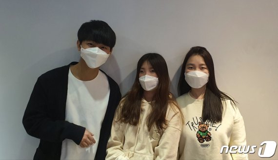 서울 광진구 카페에서 만난 시각장애인 유튜브 크리에이터 김한솔씨(27), 허우령씨(22)와 PD 김소희씨(25) © 뉴스1 강수련 기자