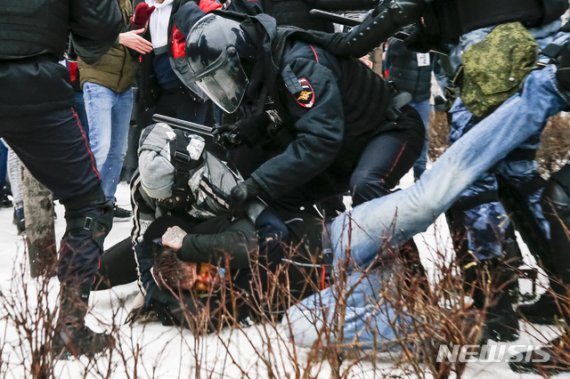 [모스크바=AP/뉴시스]러시아 경찰들이 23일(현지시간) 눈 쌓인 모스크바 푸시긴 광장에서 야당 지도자 알렉세이 나발니의 석방을 촉구하는 시위에 참여한 시위자를 체포하고 있다. 체포되는 시위자의 얼굴은 피투성이이다. 이날 영하 50도의 강추위 속에 러시아 전역 주요 도시들에서 나발니 석방을 촉구하는 시위가 벌어졌으며 3454명의 시위자가 경찰에 체포됐다. 나발니의 아내 율리아도 체포됐다. 2021.1.24 <저작권자ⓒ 공감언론 뉴시스통신사. 무단전재-재배포 금지.> /사진=뉴시스화상
