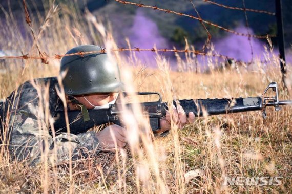 [서울=뉴시스]해군교육사령부는 오는 15일까지 부대 내 야전교육훈련대대에서 제270기 해군 부사관후보생 야전교육훈련을 실시한다고 13일 밝혔다. 해군 부사관후보생이 야전교육훈련 중 경계태세를 유지하고 있다. (사진=해군교육사령부 제공) 2021.01.13. photo@newsis.com