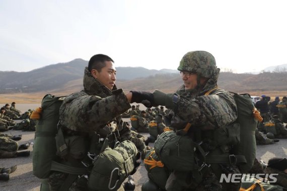 [서울=뉴시스]김정우(오른쪽) 특전사 주임원사가 29일 경기 광주시 오포읍 매산리 특수전학교에서 첫 강하에 임하는 특전부사관후보생을 격려하고 있다. (사진=육군 제공) 2020.01.29. photo@newsis.com