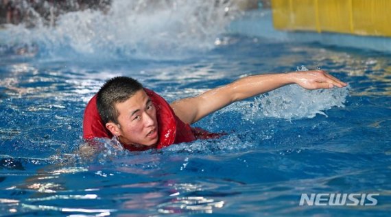 [서울=뉴시스]전국이 영하권인 맹추위 속에 7일 경남 창원시 진해구 해군교육사령부 전투수영훈련장에서 제270기 부사관후보생이 전투수영훈련에 매진하고 있다. 2021.01.07. (사진=해군교육사령부 제공) photo@newsis.com