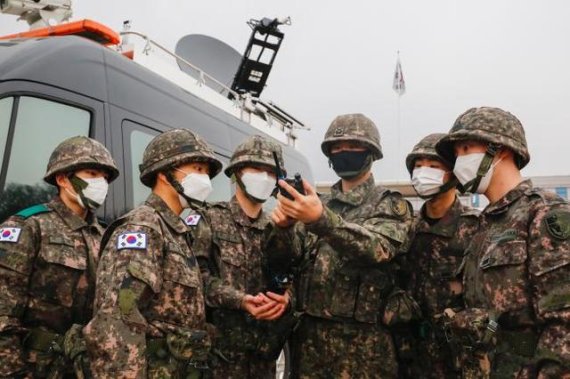 [서울=뉴시스] 병 복무 중 임기제 부사관으로 임관한 국군지휘통신사령부 50대대 조민철(가운데) 하사가 부대 용사들에게 상용위성차량과 장비에 대해 교육하는 모습. 2021.01.18. (사진=국군지휘통신사령부 제공)