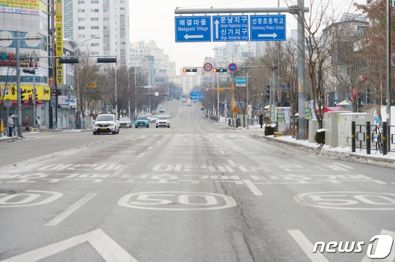 지난 11일 오전 광주 광산구 신가동 선창초등학교 인근 교차로 노면에 어린이보호구역이 표시돼 있다. 지난 5일 해당 교차로에서 이륜차를 추격하던 광주 광산경찰서 소속 A경위가 순찰차를 몰다가 횡단보도를 건너는 초등학교 5학년생을 들이받았다.2021.1.11/뉴스1 © News1 정다움 기자