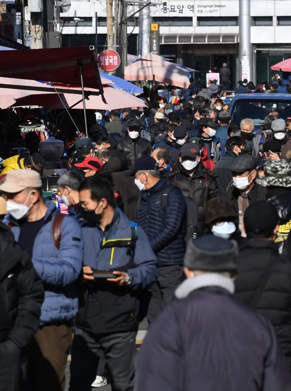 서울의 낮 기온이 12도까지 오르며 포근한 날씨를 보인 24일 서울 중구 동묘벼룩시장이 시민들로 북적이고 있다. 이날 코로나19 신규 확진자는 392명 발생했다. 기상청은 주 후반 전국 곳곳에 눈이 내리고 난 뒤로는 다시 강추위가 밀려오겠다고 예보했다. 사진=김범석 기자