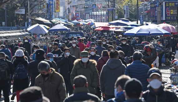 서울의 낮 기온이 12도까지 오르며 포근한 날씨를 보인 24일 서울 중구 동묘벼룩시장이 시민들로 북적이고 있다. 이날 코로나19 신규 확진자는 392명 발생했다. 기상청은 주 후반 전국 곳곳에 눈이 내리고 난 뒤로는 다시 강추위가 밀려오겠다고 예보했다. 사진=김범석 기자